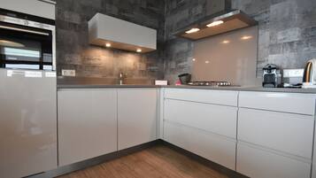 Klassiek appartement, 2 slaapkamers | Privékeuken | Een koelkast, een magnetron, een oven, een vaatwasser