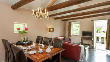 Deluxe House, 3 Bedrooms | Dining