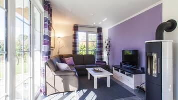 Comfort House, 4 Bedrooms | Living room | Fireplace, DVD player