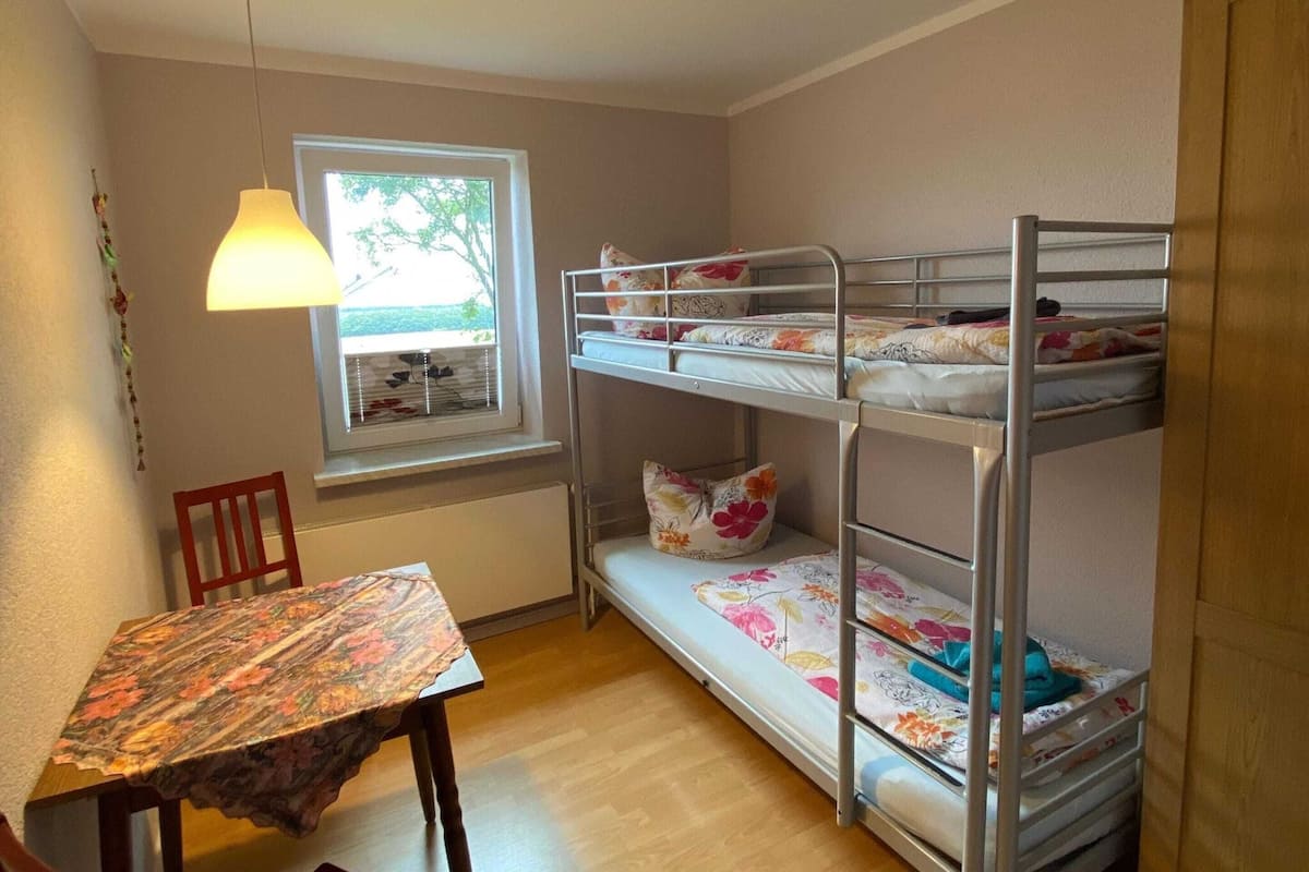 Classic Apartment, 1 Bedroom | 6 bilik tidur, dilengkapkan perabot secara berasingan, cadar katil 