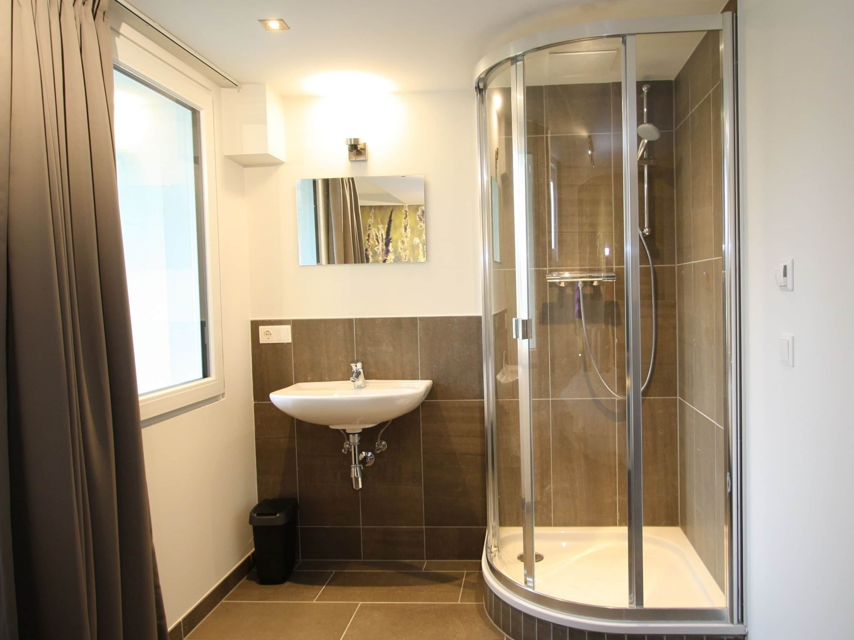 Classic Apartment, 4 Bedrooms | Bathroom | Bathtub