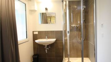 Classic Apartment, 4 Bedrooms | Bathroom | Bathtub