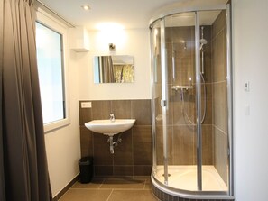 Classic Apartment, 4 Bedrooms | Bathroom | Bathtub - Vogue Apartment in Sankt Margarethen im Lungau Near Ski Lift (Sankt Margarethen im Lungau)