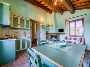 Casa de lujo, 2 habitaciones | Cocina privada | Horno y cafetera y tetera 