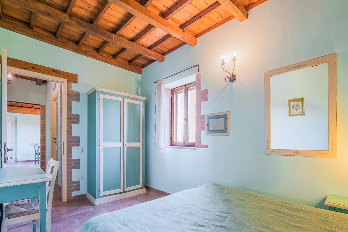 10 bedrooms, individually furnished, bed sheets