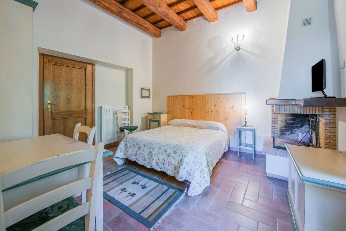 10 bedrooms, individually furnished, bed sheets