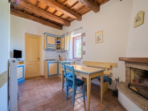 Maison Classique, 5 chambres | Restauration