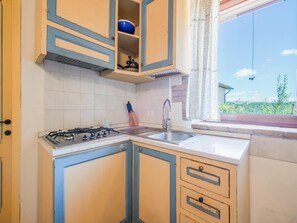 Comfort House, 5 Bedrooms | Private kitchen | Oven, coffee/tea maker