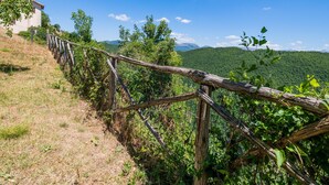 A wooden fence with a view of a mountainous landscape. - Quiet Holiday Home in Sellano With Swimming Pool a few Kilometers From Rasiglia (Sellano)