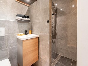 Departamento clásico, 4 habitaciones | Baño | Regadera 