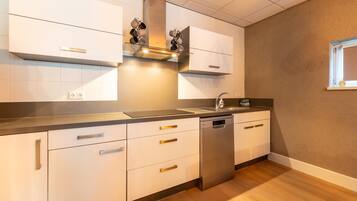 Classic Apartment, 4 Bedrooms | Private kitchen | Fridge, microwave, oven, stovetop