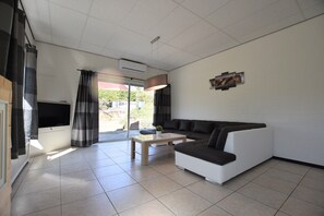 Maison classique, 3 chambres | Salle de séjour | Foyer, lecteur de DVD