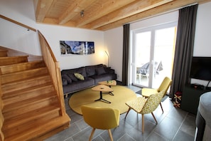 Chalet clásico, 3 habitaciones | Sala de estar | Chimenea y reproductor de DVD 