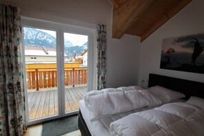 6 bedrooms, individually furnished, bed sheets