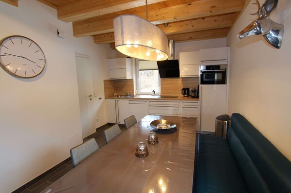 Comfort-chalet, 3 makuuhuonetta | Yksityinen keittiö | Jääkaappi, mikroaaltouuni, uuni, liesi