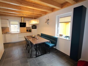 Comfort Chalet, 3 Bedrooms | Dining