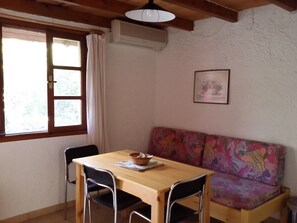 Luxury House, 2 Bedrooms | Dining