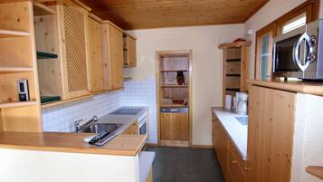 Classic House, 3 Bedrooms | Private kitchen | Fridge, microwave, oven, dishwasher