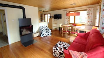 Classic House, 3 Bedrooms | Living room | Fireplace