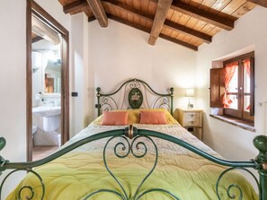 4 habitaciones, muebles diferentes y ropa de cama 