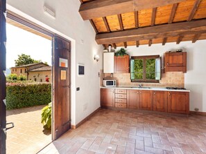 Klassiek huis, 1 slaapkamer | Privékeuken | Een koelkast, een microgolfoven, een kinderstoel