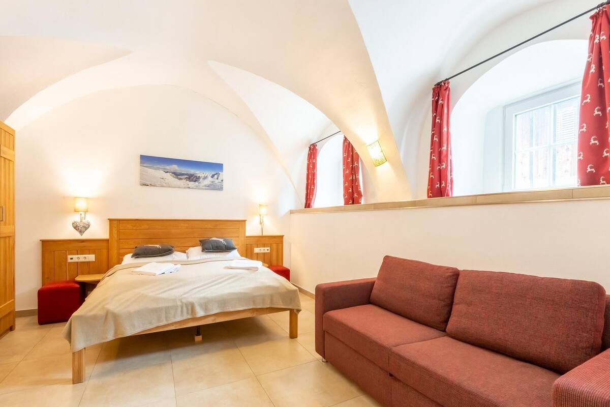 8 bedrooms, bed sheets