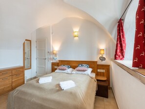 8 bedrooms, bed sheets