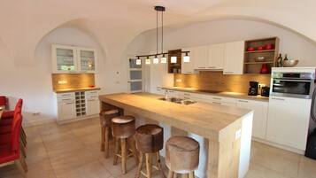 Lemari es, microwave, oven, dan mesin pencuci piring