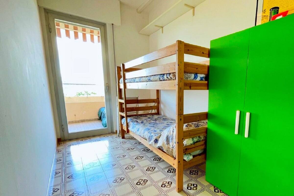 5 bedrooms, bed sheets