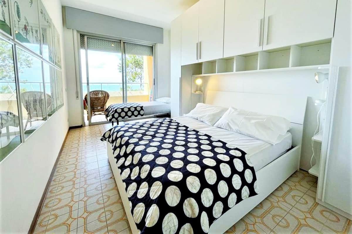 5 bedrooms, bed sheets