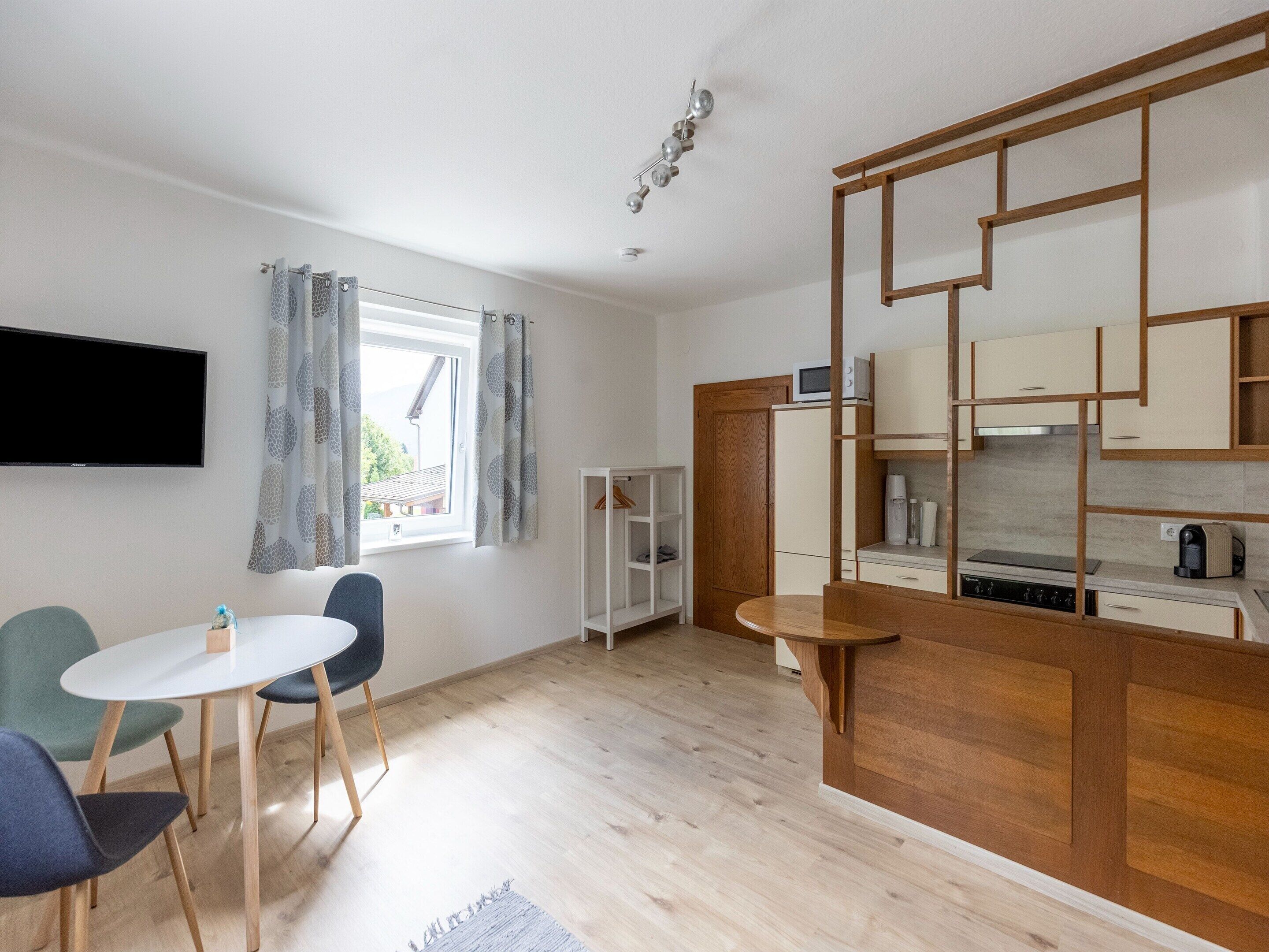 Eine moderne Küche mit Holzausstattung und einem eingebauten Mikrowellenherd.