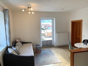 Apartamento conforto, 2 quartos | Sala de estar
