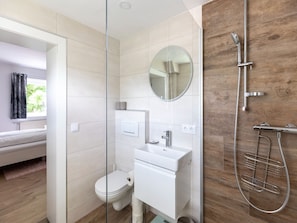 A modern bathroom with a toilet, sink, and shower. - Gailtaler Apartment at an Excursion Location (Kotschach-Mauthen)