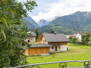 A mountain village with traditional wooden houses, a small hotel, and lush green fields. - Gailtaler Apartment at an Excursion Location (Kotschach-Mauthen)