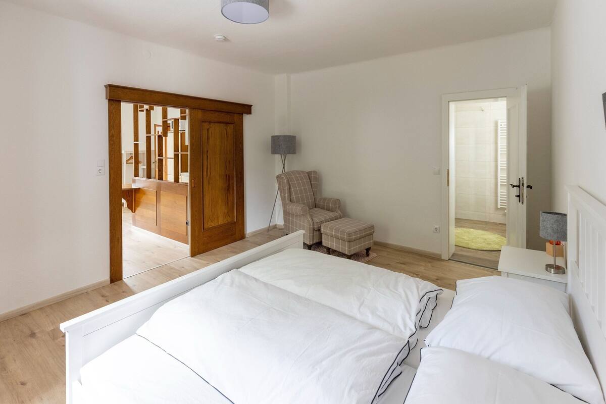 4 bedrooms, bed sheets