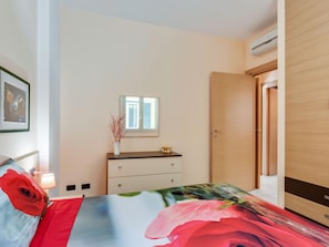 8 chambres, ameublement personnalisé, fer et planche à repasser