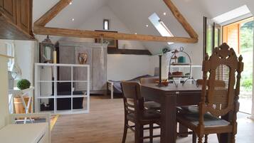 Classic Apartment, 1 Bedroom | Dining