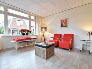 ดีลักซ์อพาร์ทเมนท์, 1 ห้องนอน | ห้องนั่งเล่น | เครื่องเล่นดีวีดี