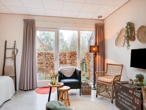 Classic Apartment, 1 Bedroom | Living room | DVD player - Alluring Apartment in Bergen With Terrace, Garden and BBQ (Bergen)