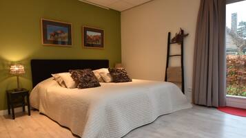 6 bedrooms, individually furnished, bed sheets