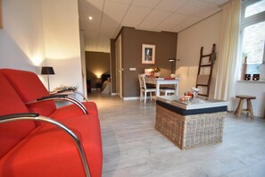 ดีลักซ์อพาร์ทเมนท์, 1 ห้องนอน | ห้องนั่งเล่น | เครื่องเล่นดีวีดี