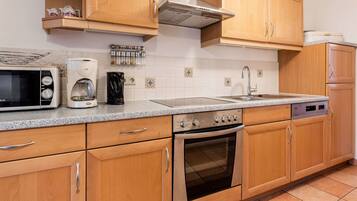 Apartemen Deluks, 2 kamar tidur | Dapur pribadi | Lemari es, microwave, oven, dan mesin pencuci piring