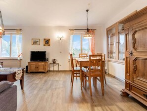 Deluxe Apartment, 2 Bedrooms | Dining