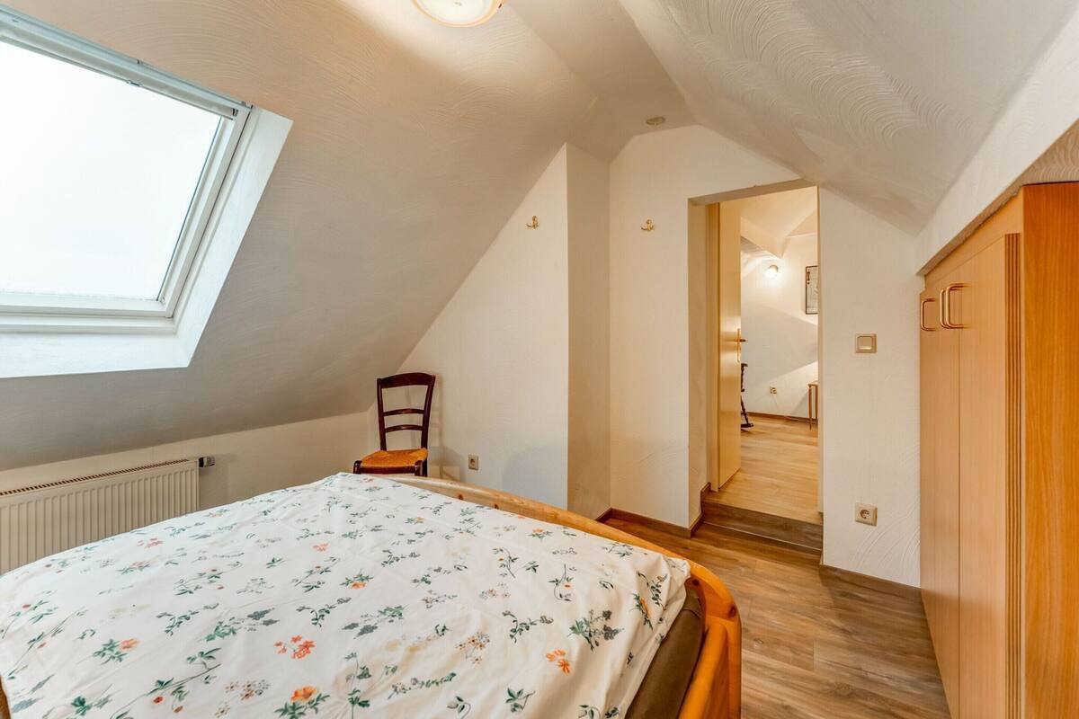 6 bedrooms, individually furnished, bed sheets