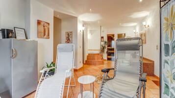 Classic Apartment, 4 Bedrooms | Living room | DVD player