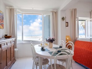 Dining - Elegant Apartment in San Vincenzo With a Sea-view (San Vincenzo)