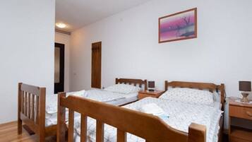 Classic Cottage, 2 Bedrooms | 3 bedrooms, individually furnished, bed sheets