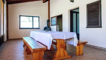 Classic Cottage, 2 Bedrooms | Dining