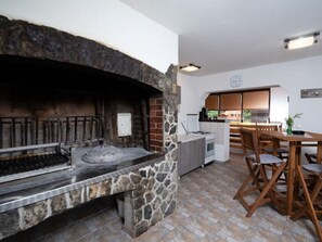 Private kitchen - Quiet Country Side Cottage Near Nature Park Velebit (Lovinac)