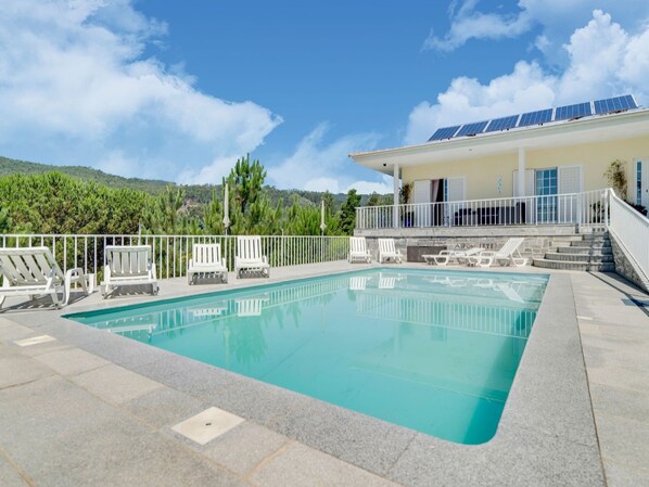 Indoor pool, outdoor pool - Upscale Villa in Penafiel With Swimming Pool and Terrace (Penafiel)